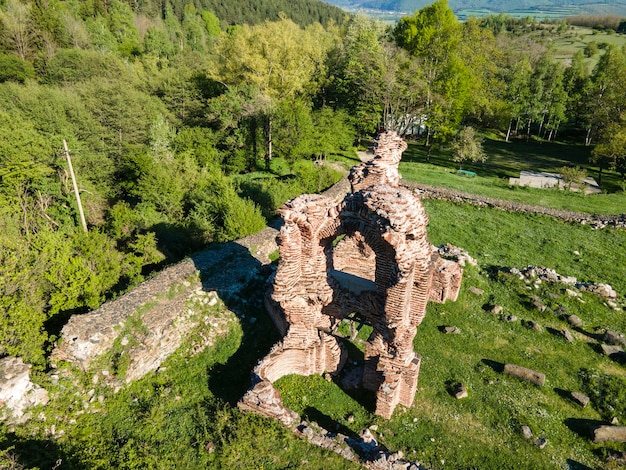 Photo vue aérienne de la basilique d'elenska près de la ville de pirdop en bulgarie