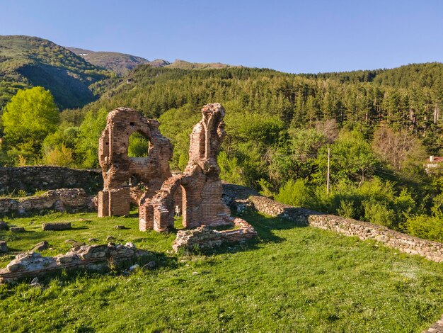 Photo vue aérienne de la basilique d'elenska près de la ville de pirdop en bulgarie