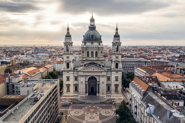 Vue aérienne de la basilique Saint-Étienne de Budapest