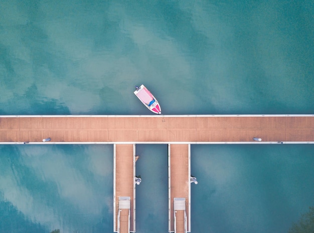 Vue aérienne d'un bateau dans la marina