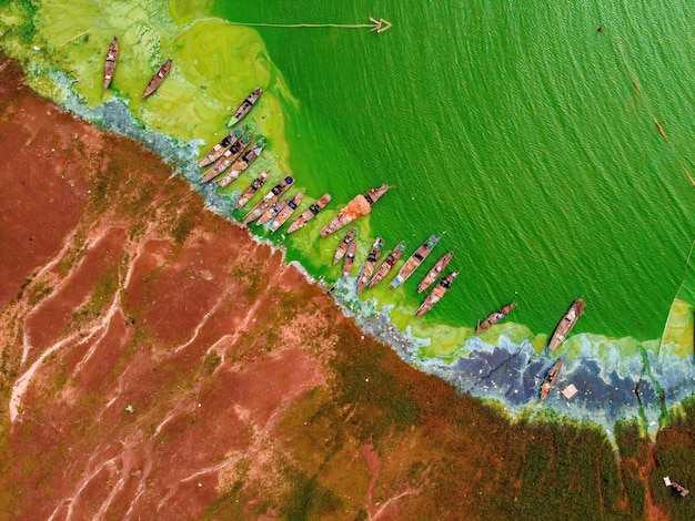 Photo vue aérienne d'un bateau de pêche amarré au port