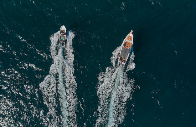 Photo vue aérienne d'un bateau de pêche traditionnel avec une mer turquoise cristalline