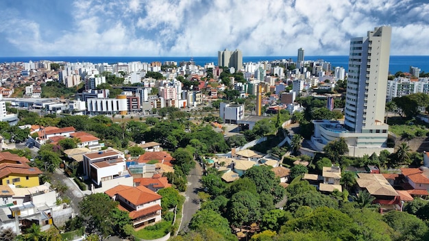 Vue aérienne de bâtiments et de maisons à Salvador de Bahia.