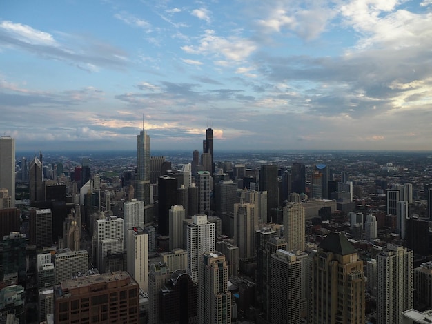 Vue aérienne des bâtiments modernes de la ville contre le ciel