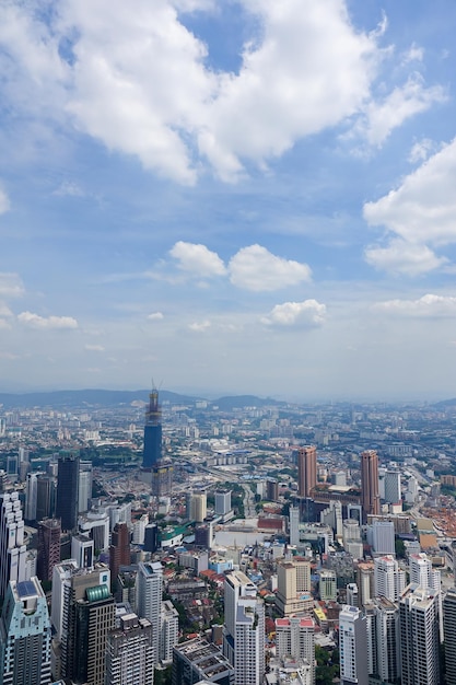 Vue aérienne des bâtiments de la ville contre un ciel nuageux