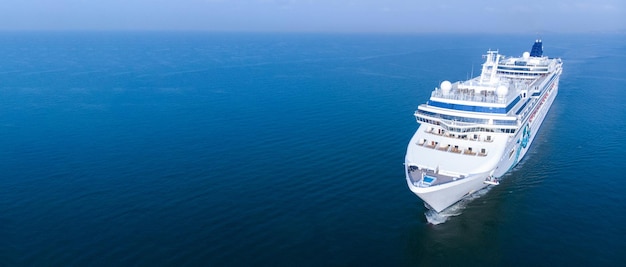 Vue aérienne d'un beau bateau de croisière blanc au-dessus d'une croisière de luxe dans l'océan mer concept tourisme voyage en vacances prendre des vacances en été