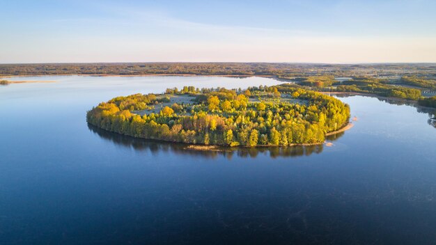 Vue aérienne d'un beau lac le matin