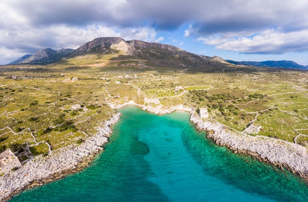 Photo vue aérienne belle baie d'eau dans la ligne de côte spectaculaire grecque bleu turquoise eau transparente falaises rocheuses uniques grèce destination de voyage d'été péninsule de mani péloponnèse
