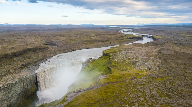 Photo vue aérienne de la belle cascade dettifoss en islande, en été