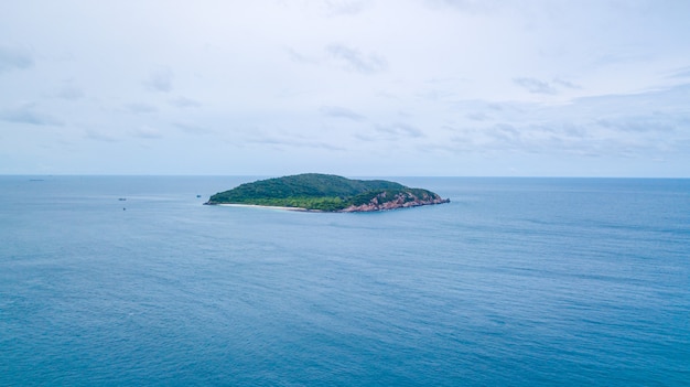 Vue aérienne de la belle île dans l'océan, Sattahip Thailand.