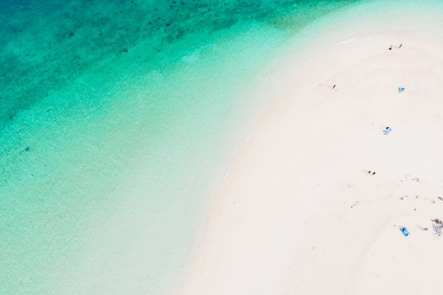 Vue aérienne de la belle mer turquoise et plage de sable blanc