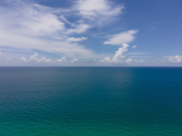 Photo vue aérienne de la belle mer avec des vagues à la journée ensoleillée. vue de dessus de la plage de sable blanc de la plage