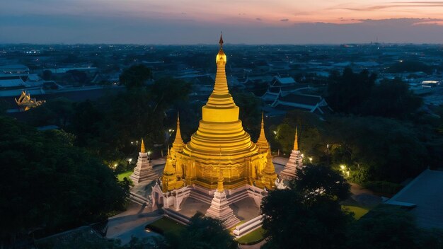 Photo vue aérienne de la belle pagode de gloden la nuit