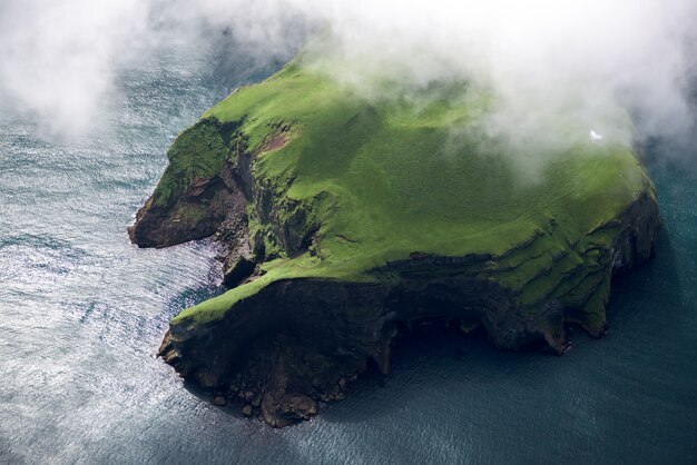 Vue aérienne de la belle petite île d'Islande