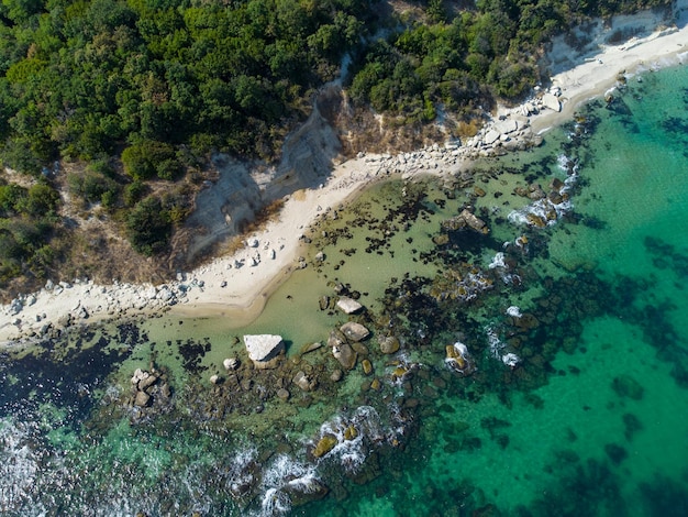 Vue aérienne d'une belle plage avec une forêt et des rochers