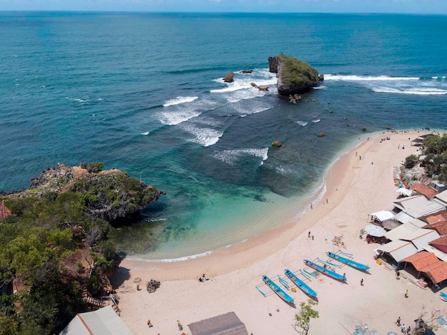 Vue aérienne de la belle plage de Gunung Kidul Indonésie à la lumière du jour