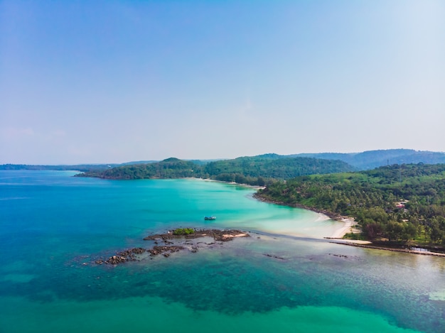 Vue aérienne de la belle plage et la mer avec cocotier