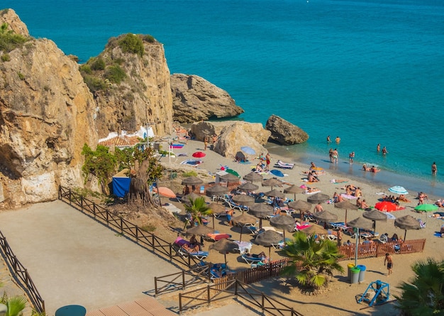Vue aérienne de la belle plage de Nerja en Espagne