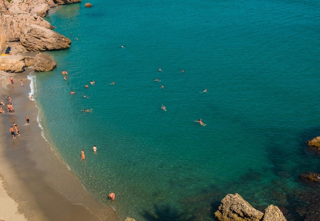 Vue aérienne de la belle plage de Nerja en Espagne