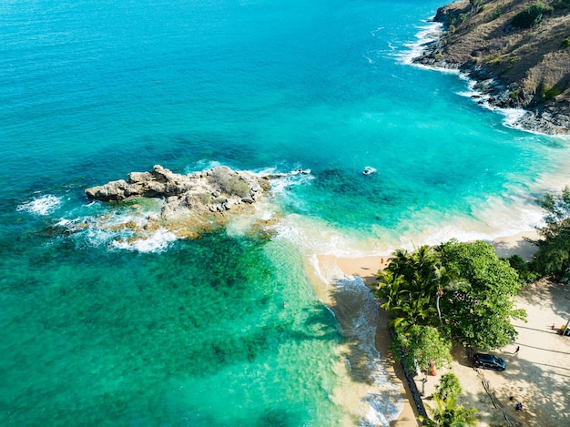 Vue aérienne de la belle plage tropicale et de la mer avec des cocotiers sur l'île de Phuket en ThaïlandeBeau voyage en mer et vacances à Yanui Beach Phuket Thaïlande