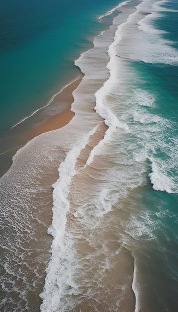 Vue aérienne d'une belle plage avec des vagues qui se brisent sur le sable