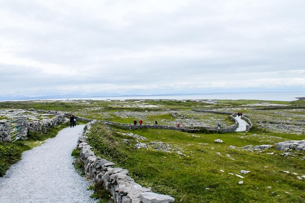 Photo vue aérienne d'une belle rivière de l'île d'aran, en irlande