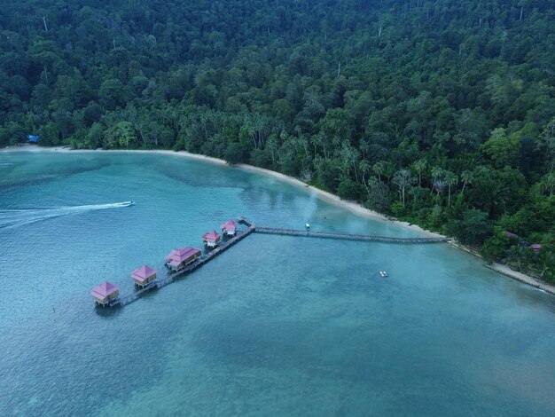 Photo vue aérienne d'une belle scène naturelle avec un bateau par une journée ensoleillée à sawai saleman maluku