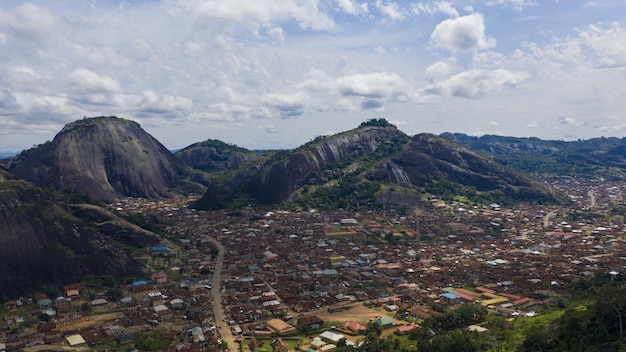 Vue aérienne de la belle ville d'Idanre dans l'État d'Ondo capturée au Nigeria