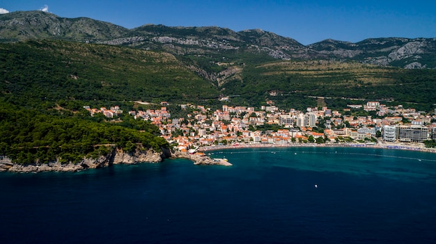 Photo vue aérienne d'une belle ville de petrovac. beau paysage de la mer adriatique.