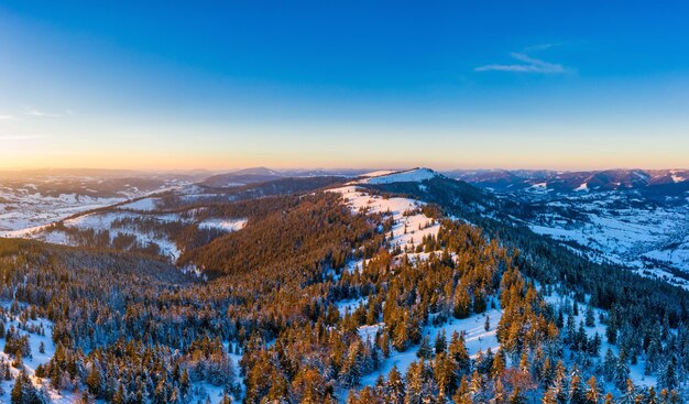 Vue aérienne de belles pentes de montagne d'hiver