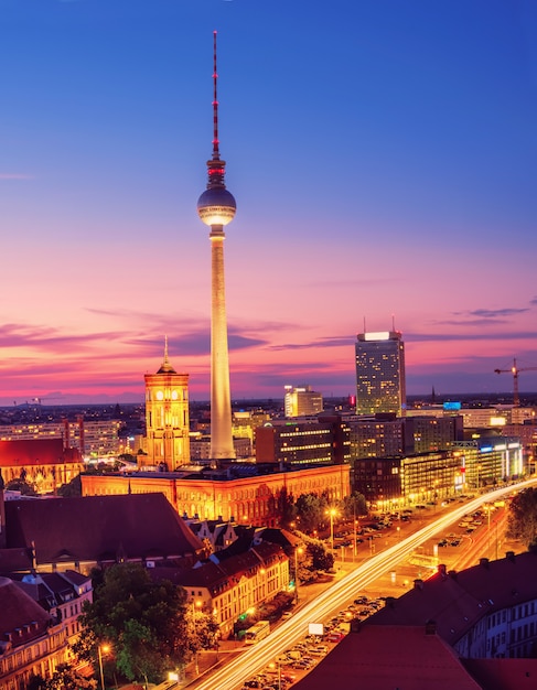 Vue aérienne sur Berlin en Allemagne sur un coucher de soleil