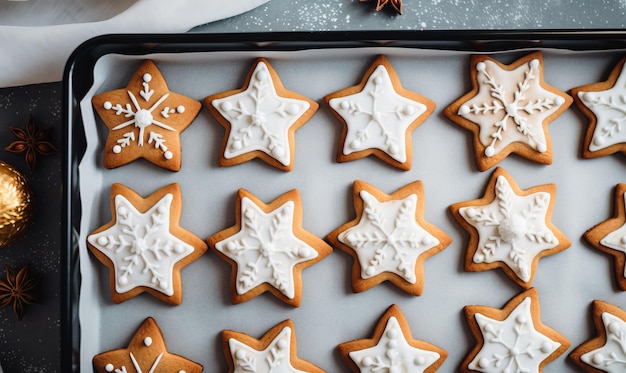 Vue aérienne des biscuits en forme d'étoile de Noël en préparation dans une cuisine de fête