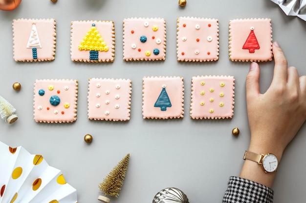 Vue aérienne de biscuits de Noël rose pastel