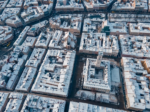 Vue aérienne des blocs de ville de l'espace de copie du centre de lviv enneigés directement au-dessus