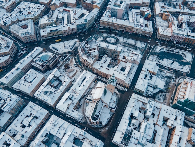 Vue aérienne des blocs de ville de l'espace de copie du centre de lviv enneigés directement au-dessus