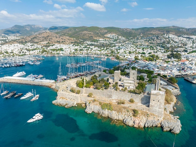 Vue aérienne de Bodrum sur la rivière turque Vue du château de Saint-Pierre Château de Bodrum et marina