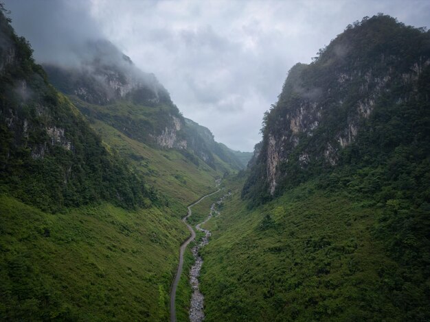 Vue aérienne de la boucle de motos Ha Giang dans le nord du Vietnam