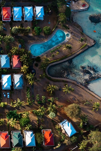 Photo vue aérienne des cabines et de la piscine depuis une vue plongeante sur l'île maurice.