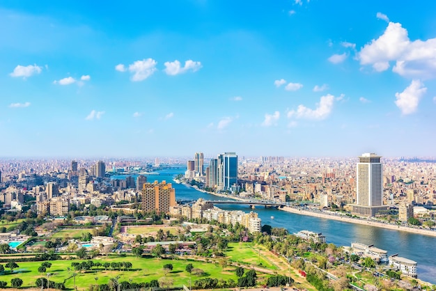 Vue aérienne sur le Caire moderne et le Nil au jour d'été, Egypte