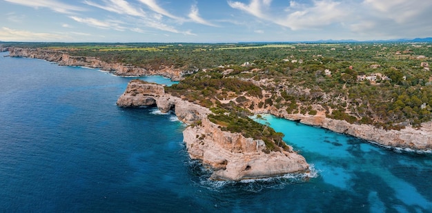 Vue aérienne cala des moro côte rocheuse à cala de salmonia