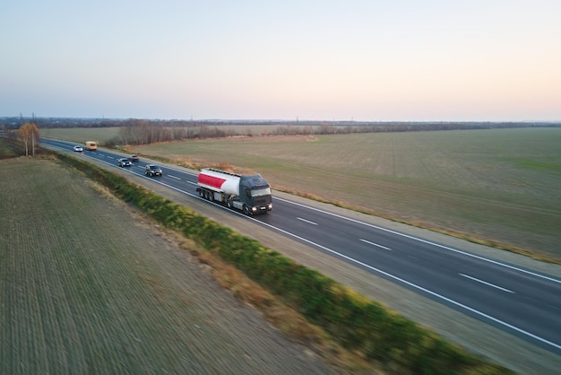 Vue aérienne d'un camion de fret de carburant à déplacement rapide floue conduisant sur l'autoroute transportant des marchandises Concept de transport et de logistique de livraison