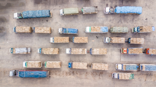 Vue aérienne des camions transportant le bois.