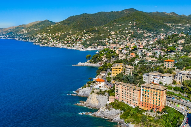 Vue aérienne de Camogli. Côte rocheuse de la mer Ligure. Vue d'en haut sur les bateaux et yachts. Panorama du bord de mer aux eaux bleues en été.