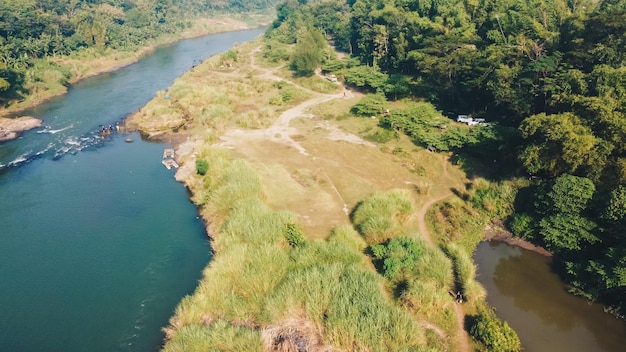 Vue aérienne d'un camp touristique dans un endroit pittoresque près de la rivière