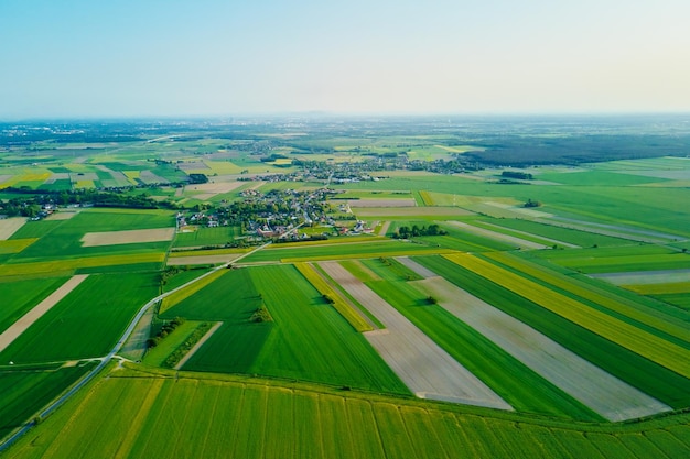 Vue aérienne de la campagne avec des champs agricoles