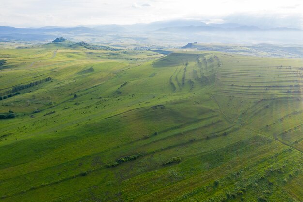 Photo vue aérienne de la campagne des collines verdoyantes de transylvanie roumanie point de vue de drone