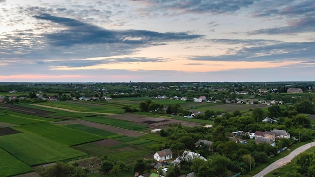 Vue aérienne de la campagne avec des fermes agricoles et d'élevage