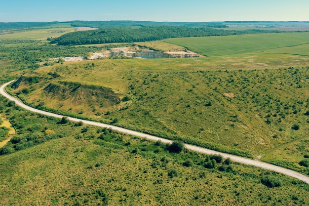 Vue aérienne de la campagne Route de campagne et champs cultivés dans les collines par une journée de printemps ensoleillée