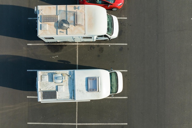 Vue aérienne des camping-cars garés sur le parking