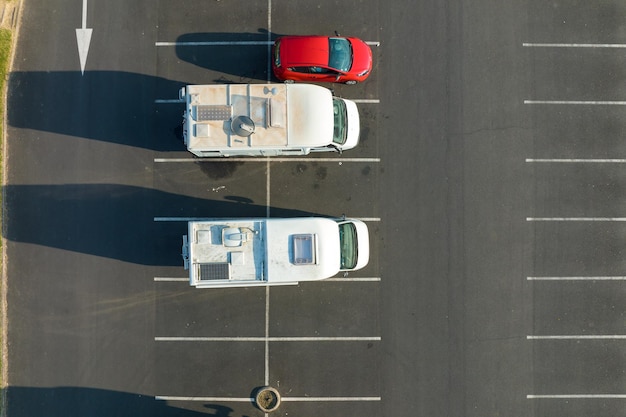 Vue aérienne des camping-cars garés sur le parking